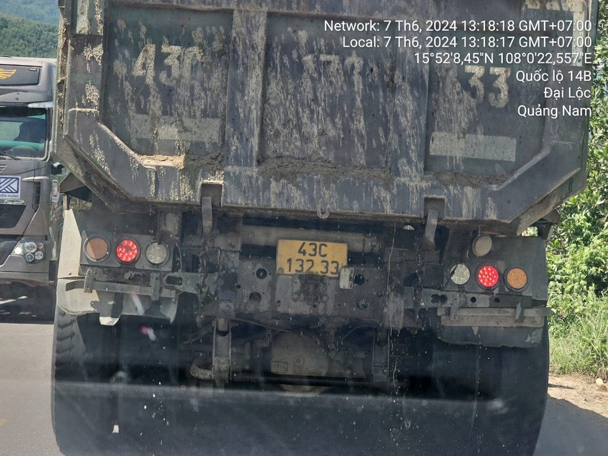 Trước những bức xúc của người dân về việc xe chở cát ướt chảy nước xuống đường, gây ô nhiễm môi trường cũng như ảnh hưởng nghiêm trọng đến người và phương tiện khi tham gia giao thông trên quốc lộ 14B qua địa phận Quảng Nam, phóng viên đã chủ động cung cấp thông tin kèm hình ảnh thực tế ghi nhận đến phòng CSGT tỉnh Quảng Nam.