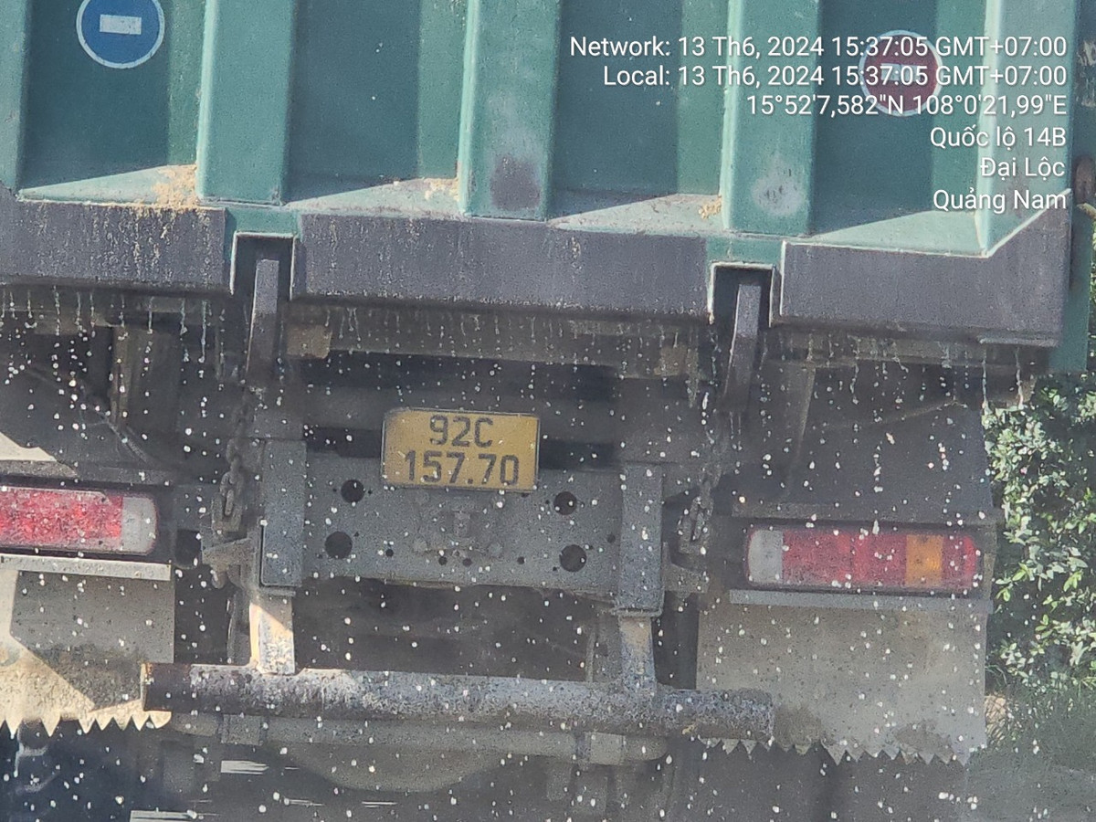 Nhiều hộ dân sống ven đoạn đường này cho biết, tình trạng xe chở cát ướt, chảy nước xuống đường lưu thông trên Quốc lộ 14B diễn ra thường xuyên.