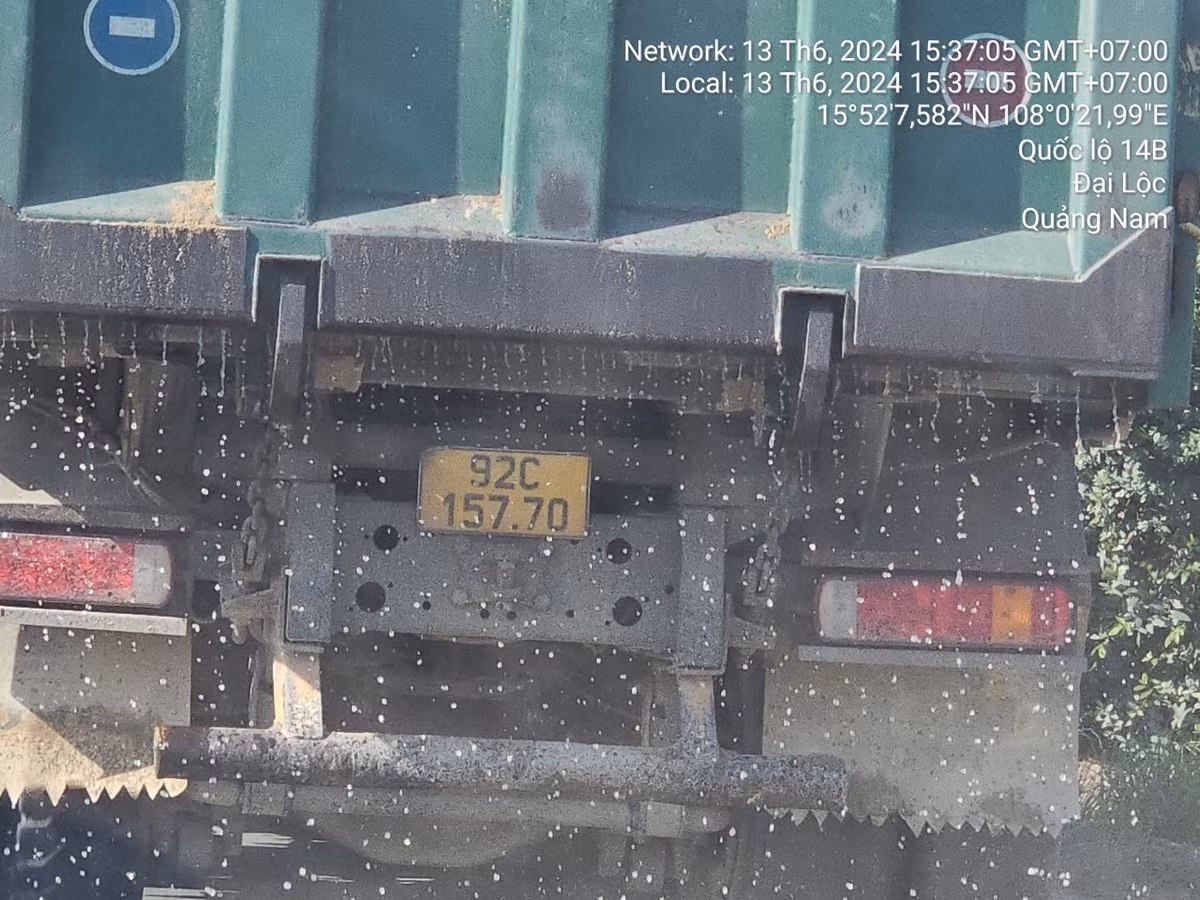 Nhiều hộ dân sống ven đoạn đường này cho biết, tình trạng xe chở cát ướt, chảy nước xuống đường lưu thông trên Quốc lộ 14B diễn ra thường xuyên.