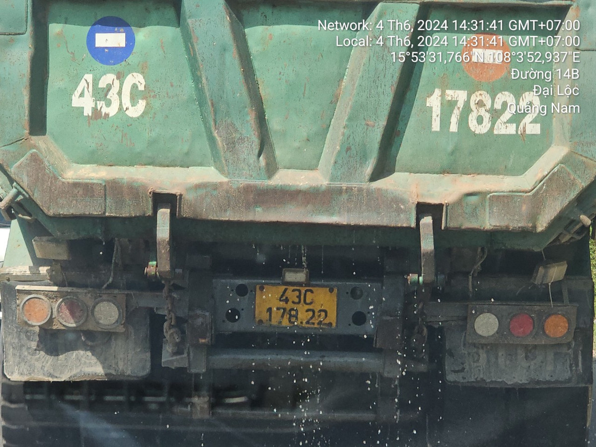 Không chỉ gây ô nhiễm môi trường, tình trạng này còn gây mất an toàn giao thông nghiêm trọng, nhất là khi lưu lượng phương tiện tham gia giao thông trên Quốc lộ 14B ngày càng đông.