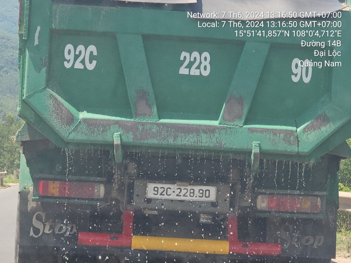 Xe chở cát ướt chảy nước kéo theo cát xuống đường khiến cả đoạn đường bị ô nhiễm. Khi cát khô, bụi bay mù mịt, tấp vào mắt những người tham gia giao thông bằng xe máy, còn những người đi ô tô bị xe chở cát ướt chạy trước làm văng nước lên phủ mờ kính.