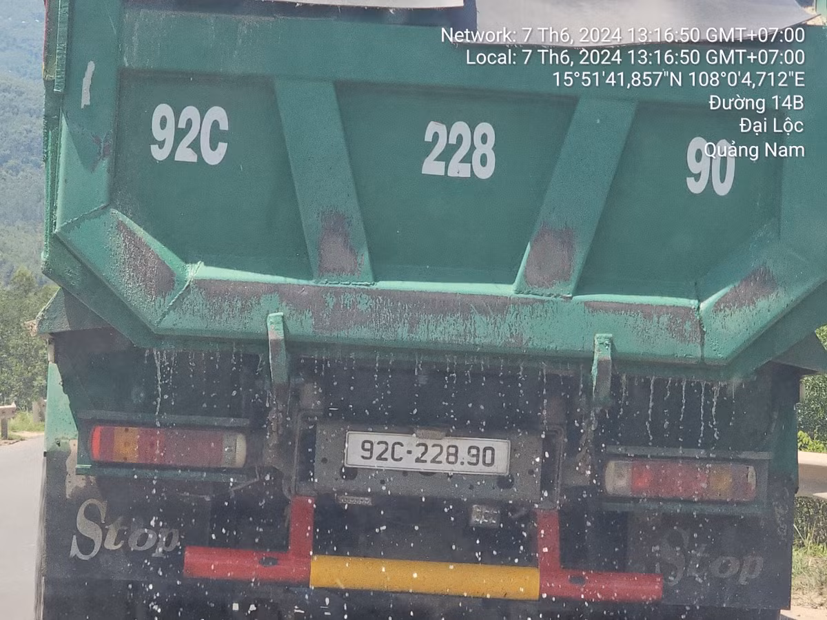 Xe chở cát ướt chảy nước kéo theo cát xuống đường khiến cả đoạn đường bị ô nhiễm. Khi cát khô, bụi bay mù mịt, tấp vào mắt những người tham gia giao thông bằng xe máy, còn những người đi ô tô bị xe chở cát ướt chạy trước làm văng nước lên phủ mờ kính.