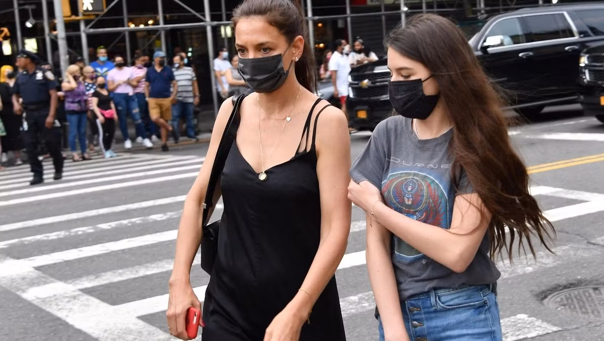 Khi tham gia vở kịch Head Over Heels ở New York (Mỹ) đầu tháng 5, Suri bỏ họ Cruise, lấy tên Suri Noelle. Noelle là tên đệm của Katie Holmes thời con gái. Trước khi lấy chồng, minh tinh tên đầy đủ là Kate Noelle Holmes. Chưa rõ Suri Noelle chỉ là nghệ danh của Suri khi diễn xuất hay là ái nữ muốn đổi tên hoàn toàn, không còn liên quan đến người bố nổi tiếng. Ảnh: Newsweek.