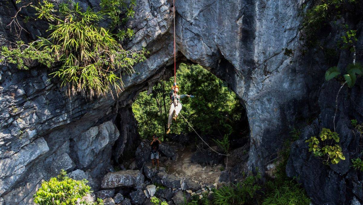 Khi khám phá núi Lân Ty, du khách lưu ý phải tuân thủ các quy định về bảo vệ rừng và môi trường, các biện pháp bảo hộ, mang theo đầy đủ nước uống, thức ăn nhẹ và các vật dụng cần thiết, đảm bảo sức khỏe cho chuyến đi. Ảnh: Vietnam Expeditions