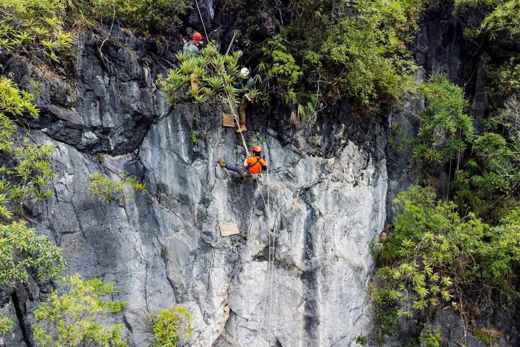 Chia sẻ với Sài Gòn Tiếp Thị, anh Phạm Văn Mạnh, CEO Vietnam Expeditions – đơn vị tổ chức tour khám phá thung lũng Lân Ty, cho biết “Thung lũng Lân Ty là địa điểm gần như tách biệt với thế giới bên ngoài. Du khách đến đây có thể khám phá hang động, chèo sup hồ Lân Ty, leo “núi thủng” Lân Ty, cắm trại… Theo đó, khách du lịch có thể dành hai ngày một đêm để khám phá trọn vẹn nơi đây”. Ảnh: Vietnam Expeditions