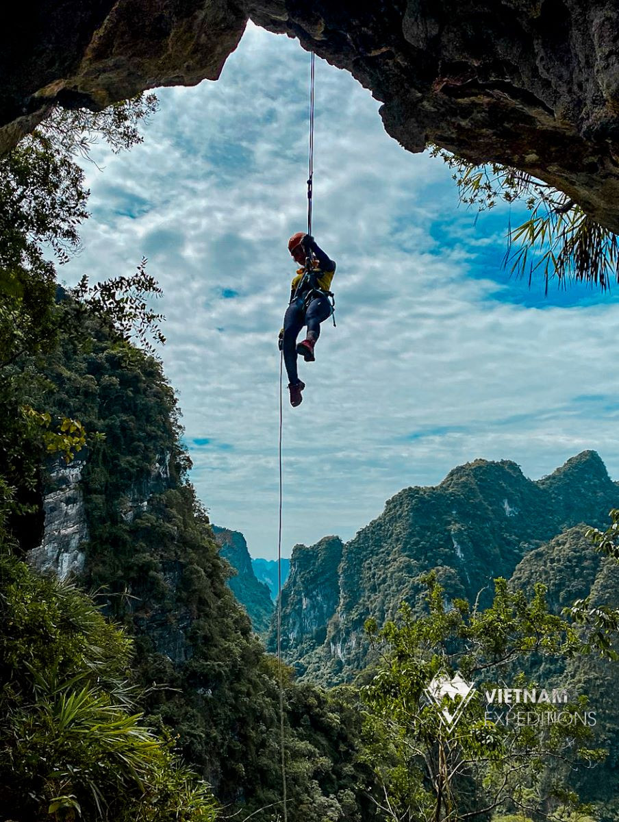 Núi cao khoảng 500m so với mực nước biển và mất khoảng 1 tiếng để leo từ chân núi tới đỉnh núi. Sau đó, từ đỉnh, du khách sẽ “thả ngược” khoảng 20m xuống đến phần “mắt thần” và chụp hình, check-in. Ảnh: Vietnam Expeditions