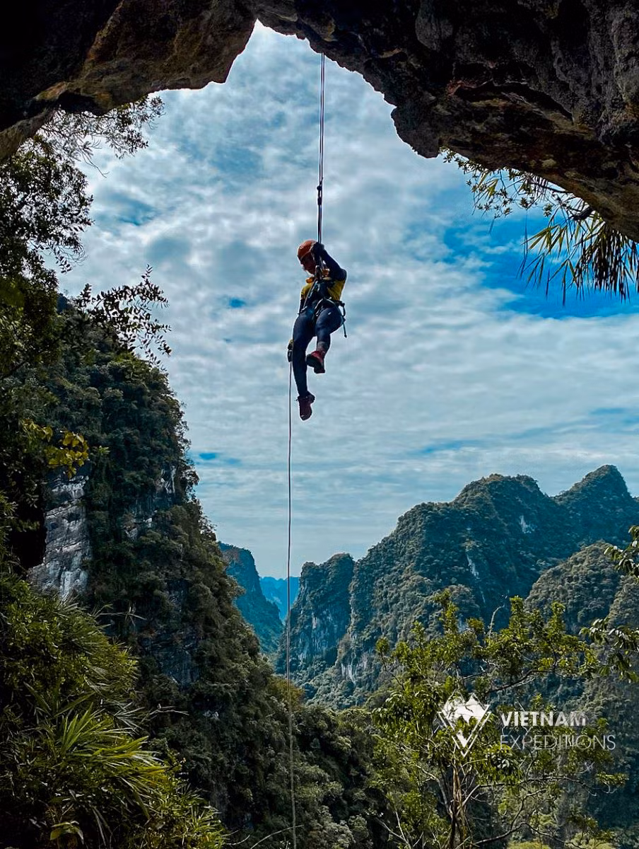 Núi cao khoảng 500m so với mực nước biển và mất khoảng 1 tiếng để leo từ chân núi tới đỉnh núi. Sau đó, từ đỉnh, du khách sẽ “thả ngược” khoảng 20m xuống đến phần “mắt thần” và chụp hình, check-in. Ảnh: Vietnam Expeditions