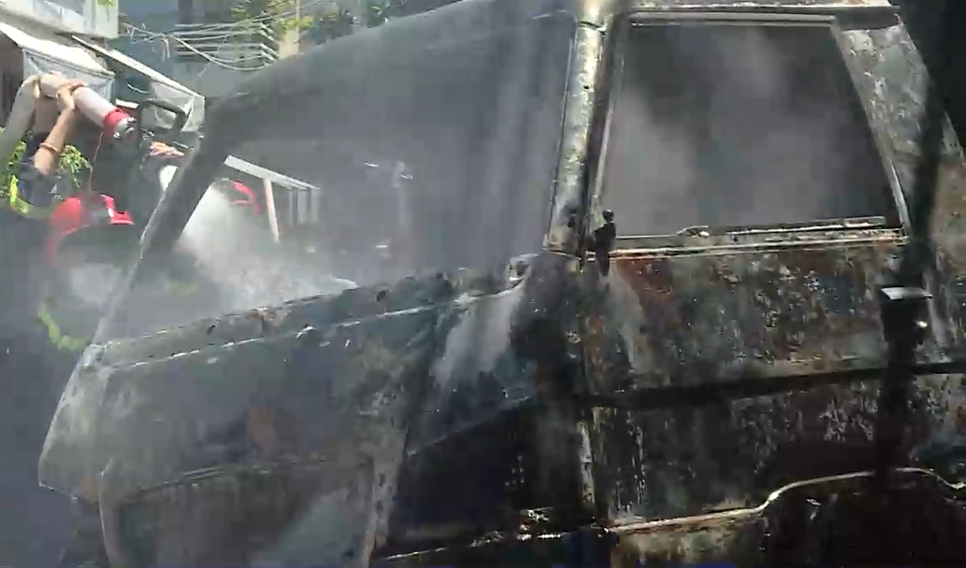 Đồng thời tiếp tục phun nước làm nguội, đề phòng lửa bùng phát trở lại.