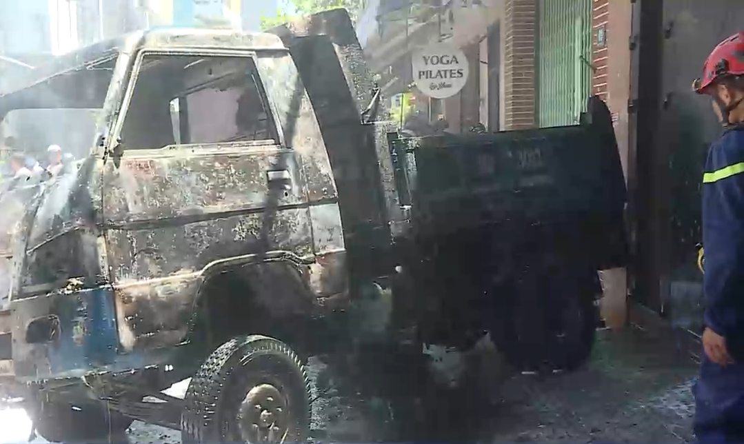 Xe tải ben sau đó được đẩy lùi ra một đoạn trước số nhà 18 Bàu Hạc 5 thì lửa bùng phát lớn.