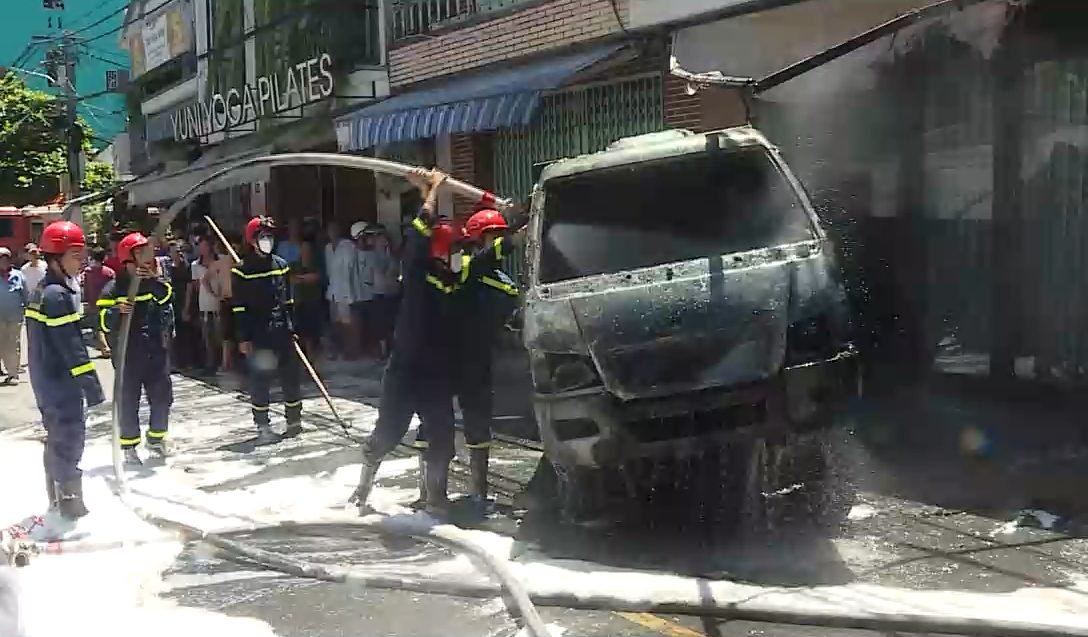 Phát hiện cháy, người dân hô hoán, dùng bình chữa cháy mini dập lửa, nhưng không có hiệu quả.