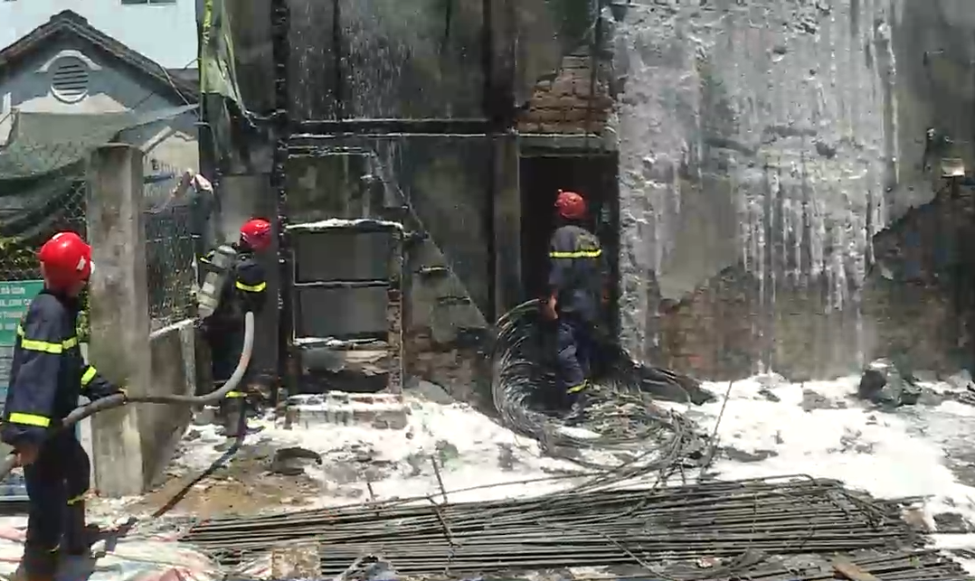 Tuy nhiên, mặt tiền nhà dân số 18 Bàu Hạc 5 bị lửa phá hủy một phần.