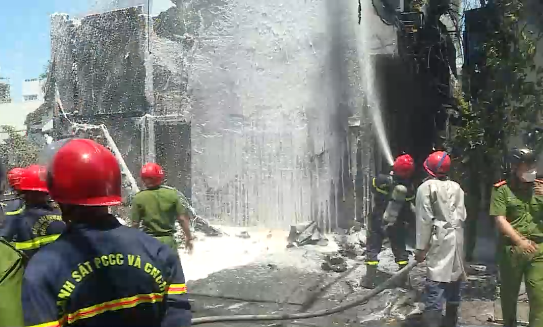 Nhận tin báo, lực lượng Cảnh sát Phòng cháy chữa cháy và Cứu nạn cứu hộ huy động nhiều xe chữa cháy nhanh chóng đến hiện trường dập lửa.