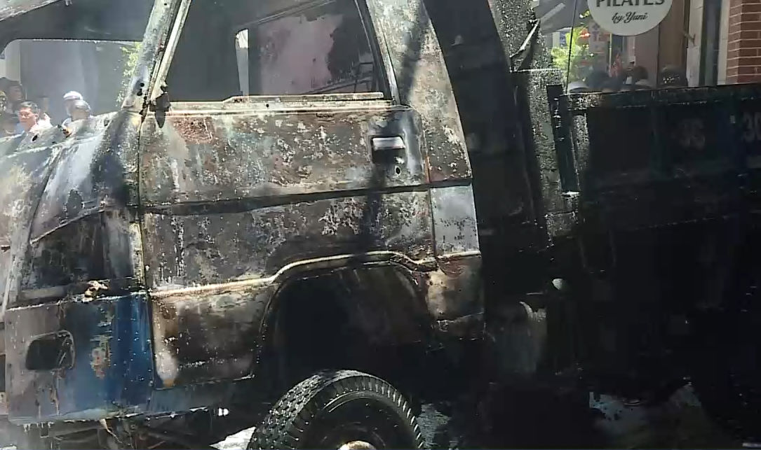 Chiếc xe tải ben bị cháy đen.