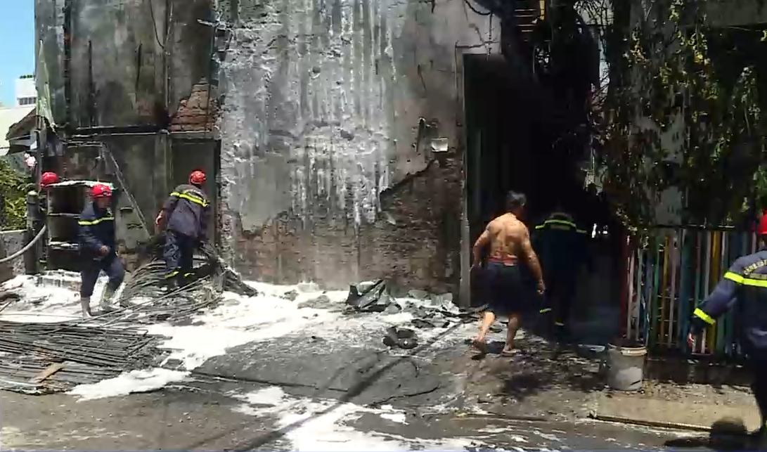 Nguyên nhân vụ cháy xe tải lan sang nhà dân đang được điều tra, làm rõ.