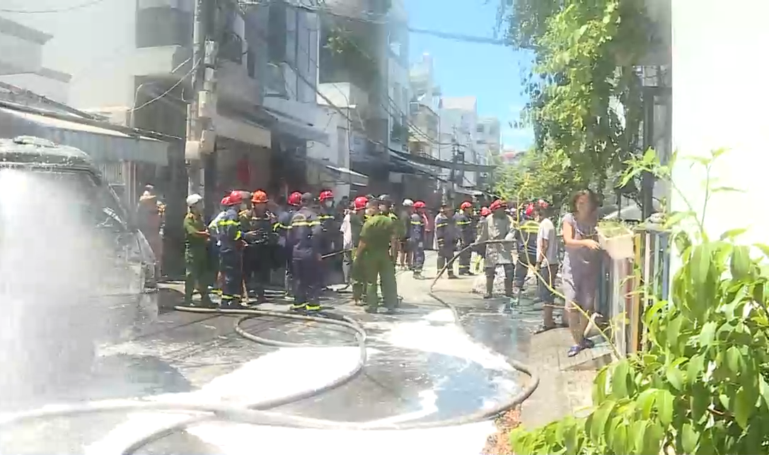 Khoảng 10h30 sáng cùng ngày, người dân phát hiện mồi lửa bắt nguồn từ một bó dây điện, sau đó cháy lan qua xe tải ben đậu đỗ gần đó.