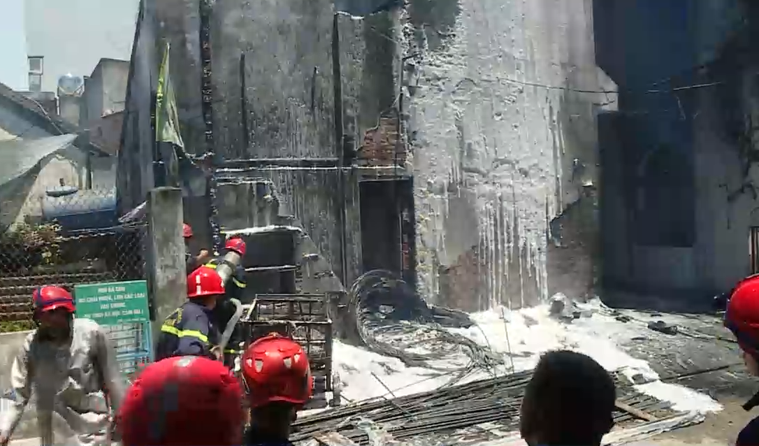 Sau 30 phút nỗ lực, lực lượng chức năng cơ bản khống chế được lửa, không để cháy lan sang các nhà bên cạnh.