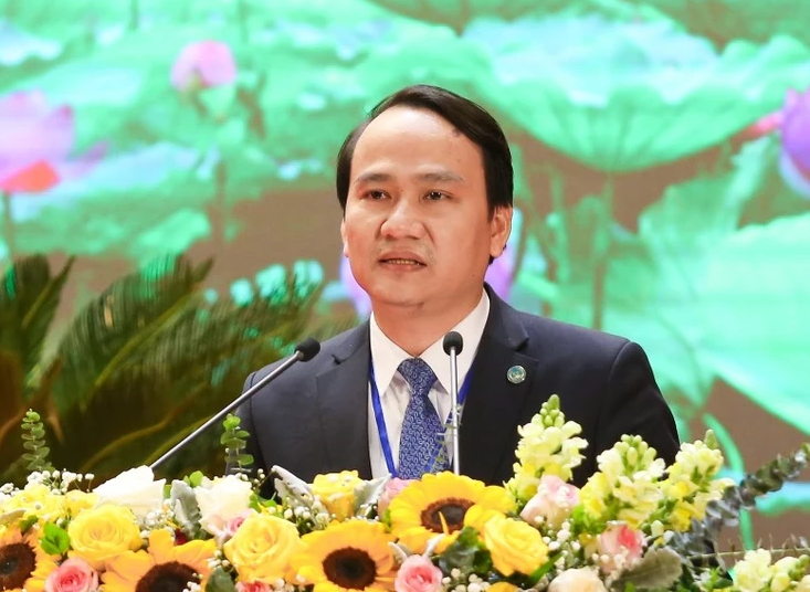 Ông Nguyễn Đình Vĩnh từng làm Hiệu trưởng Trường THPT chuyên Lê Quý Đôn, Phó Giám đốc Sở Giáo dục và Đào tạo thành phố Đà Nẵng.