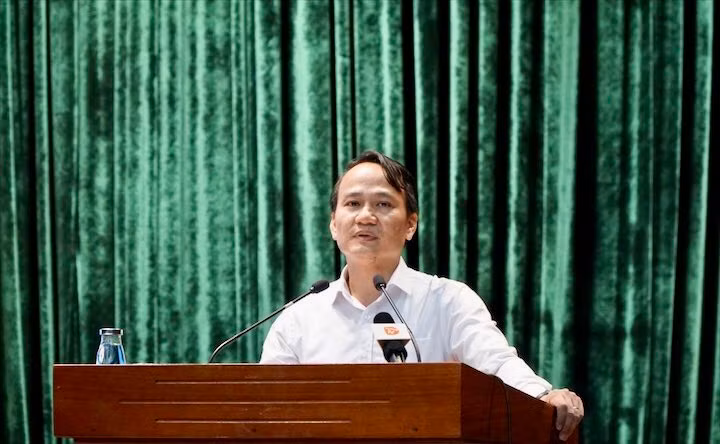 Trước khi điều động làm Phó Bí thư Thành ủy Đà Nẵng, ông Nguyễn Đình Vĩnh từng trải qua các vị trí công tác: Giám đốc Sở Giáo dục và Đào tạo Đà Nẵng, Bí thư Quận ủy Ngũ Hành Sơn.