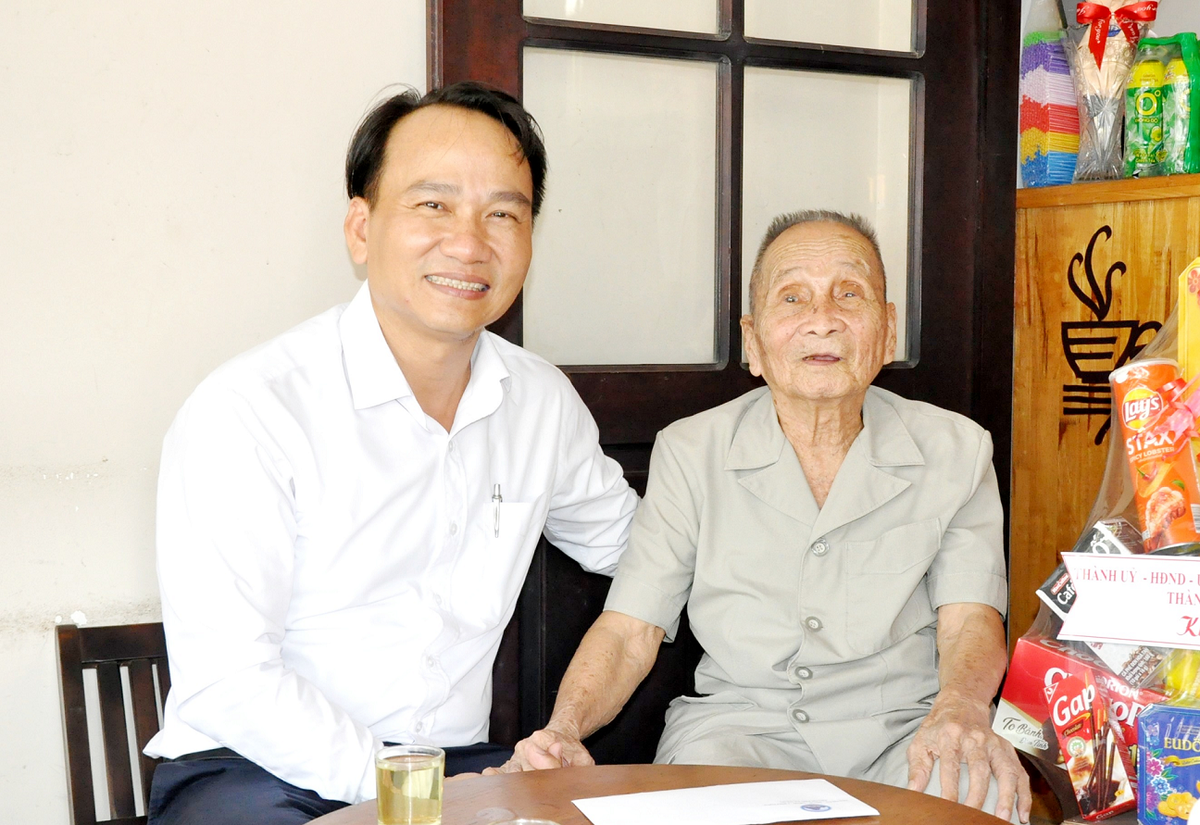 Ông Nguyễn Đình Vĩnh từng làm Phó Trưởng Ban Tuyên giáo Thành ủy rồi Trưởng Ban Tuyên giáo Thành ủy.