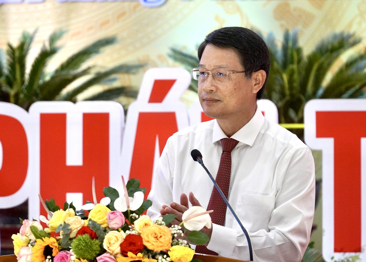 Ông Ngô Xuân Thắng có trình độ chuyên môn: Thạc sĩ Kinh tế phát triển, Đại học chuyên ngành Kinh tế ngoại thương; Cao cấp lý luận chính trị.