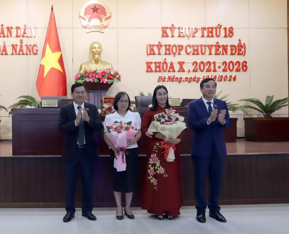 Tại kỳ họp này, Hội đồng Nhân dân thành phố Đà Nẵng tiến hành miễn nhiệm chức danh Phó Chủ tịch HĐND thành phố Đà Nẵng, nhiệm kỳ 2021-2026 đối với bà Nguyễn Thị Anh Thi (áo dài) để bầu bổ sung chức danh Phó Chủ tịch UBND thành phố.