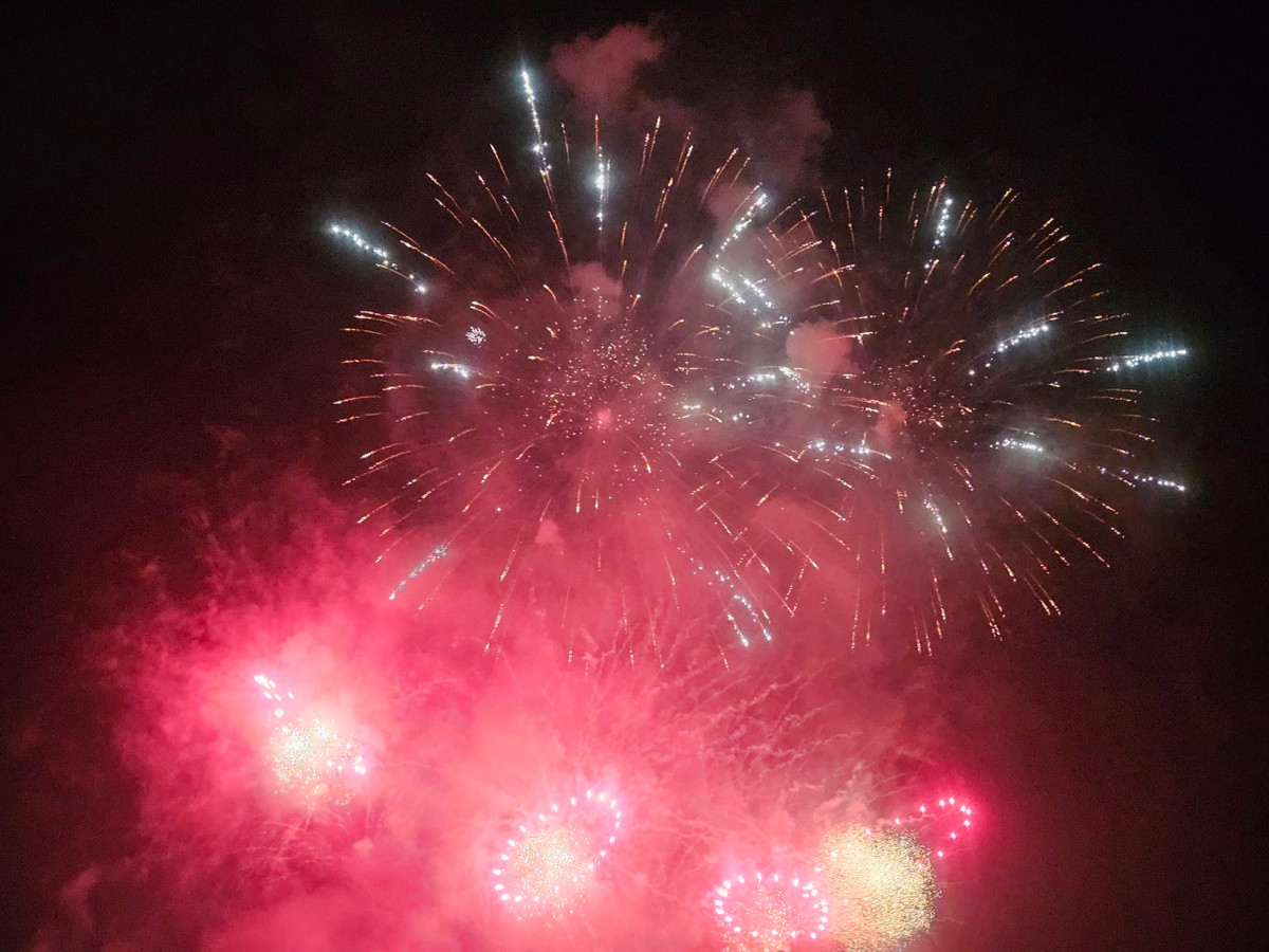 Phần trình diễn của đội Đà Nẵng mang tên “Vũ điệu bầu trời” với 3 chương: Thiên đăng - Nhân hòa - Vượng quốc.