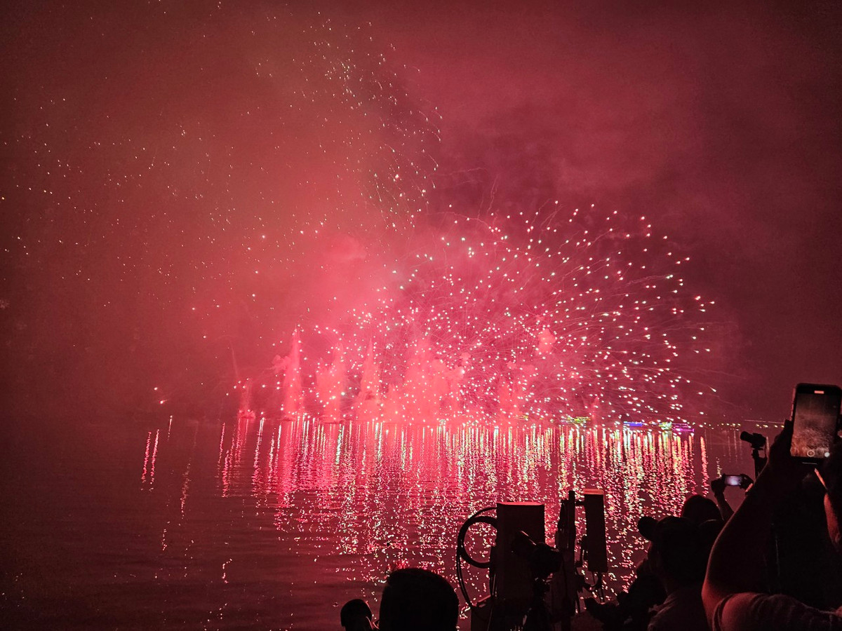 Màn đối đầu đầu tiên của mùa Lễ hội Pháo hoa Quốc tế Đà Nẵng 2024 đến từ đội đương kim vô địch ArtEventia (Pháp) và đội chủ nhà Đà Nẵng (Việt Nam).