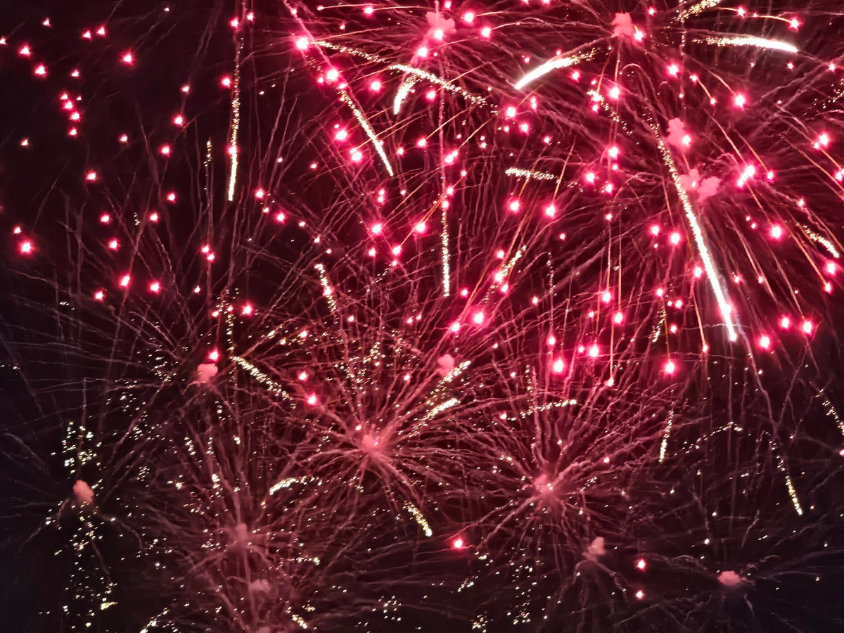 Đỉnh cao là những chùm pháo cuối cùng được bung nở liên tiếp, đan cài hàng trăm hiệu ứng ánh sáng cùng lúc, khiến người xem choáng ngợp và thích thú.