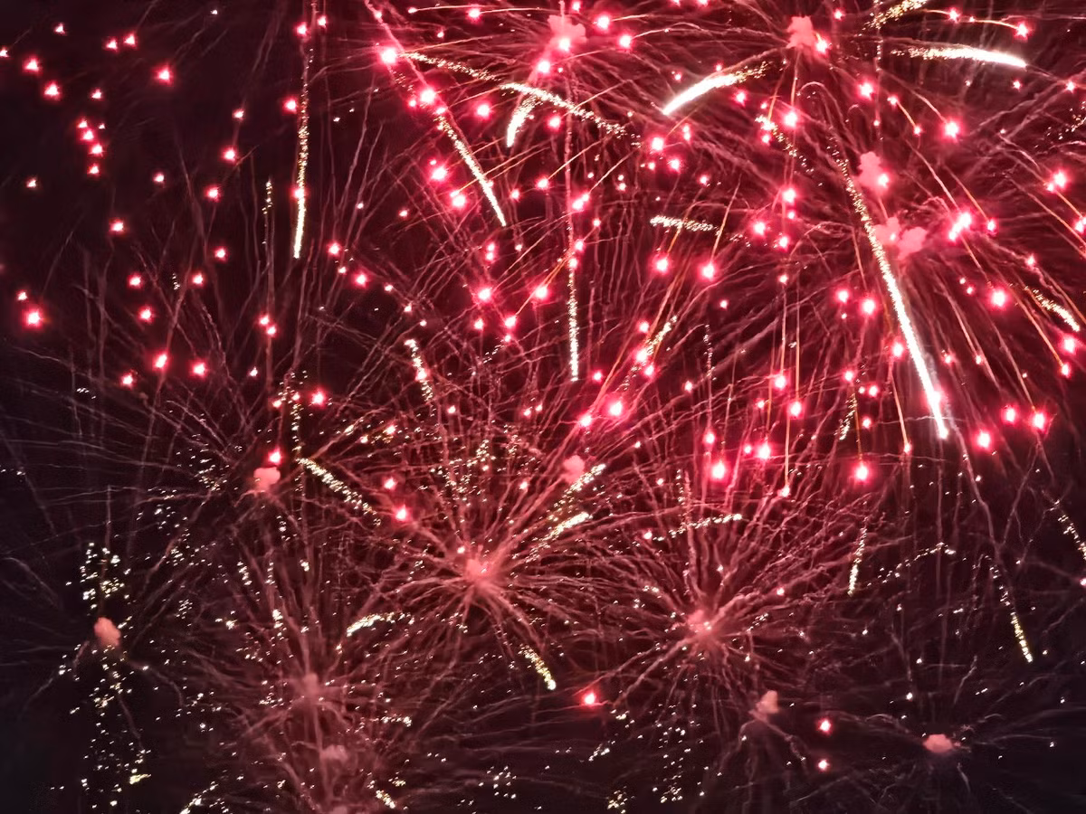 Đỉnh cao là những chùm pháo cuối cùng được bung nở liên tiếp, đan cài hàng trăm hiệu ứng ánh sáng cùng lúc, khiến người xem choáng ngợp và thích thú.