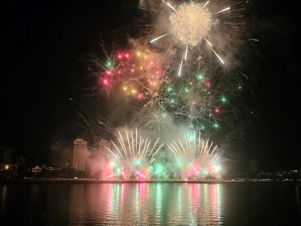 Với đại diện Việt Nam, màn trình diễn không chỉ là khung cảnh nghệ thuật tuyệt sắc của pháo hoa, mà còn vẽ nên bức tranh về một thế giới hội nhập, hòa bình, sẻ chia, đưa người xem đi qua các cung bậc cảm xúc.