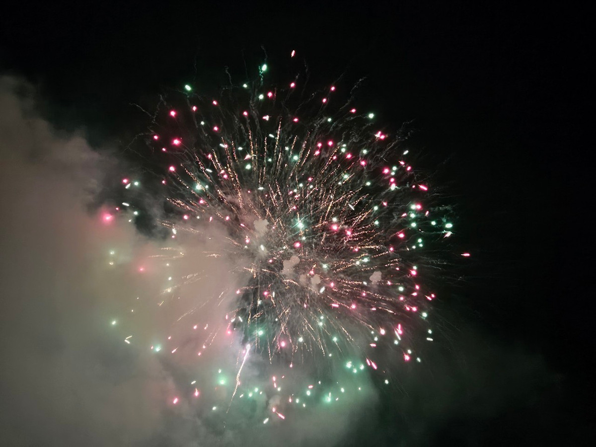 Anh Hoàng, một du khách đến từ Hà Nội chia sẻ "Mình đã vài lần đến Đà Nẵng xem pháo hoa, nhưng năm nay thấy đội Đà Nẵng trình diễn "lên tay", rất hấp dẫn".