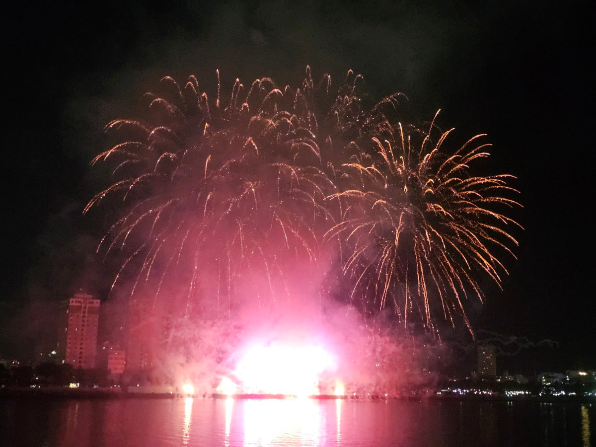 Như những cánh chim chao liệng trên bầu trời, nhẹ nhàng và bay bổng, những bông pháo “dạo đầu” của đội Việt Nam hiện lên trong những thanh âm ngọt ngào của bài hát “Thiên đàng”.