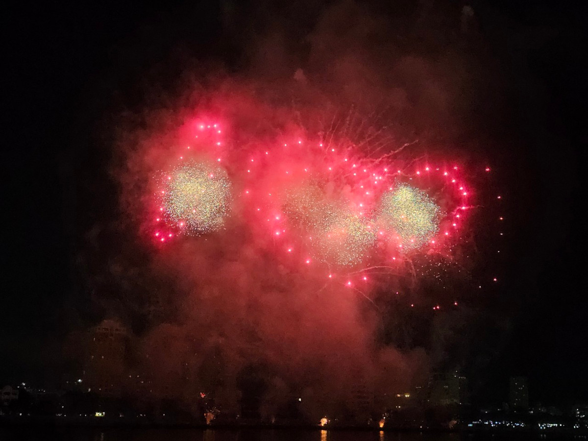 Sau 1 năm chờ đợi, người dân Đà Nẵng và du khách tiếp tục chứng kiến bầu trời sông Hàn rực sáng trong hàng ngàn những bông pháo lộng lẫy và huyền ảo bung nở.