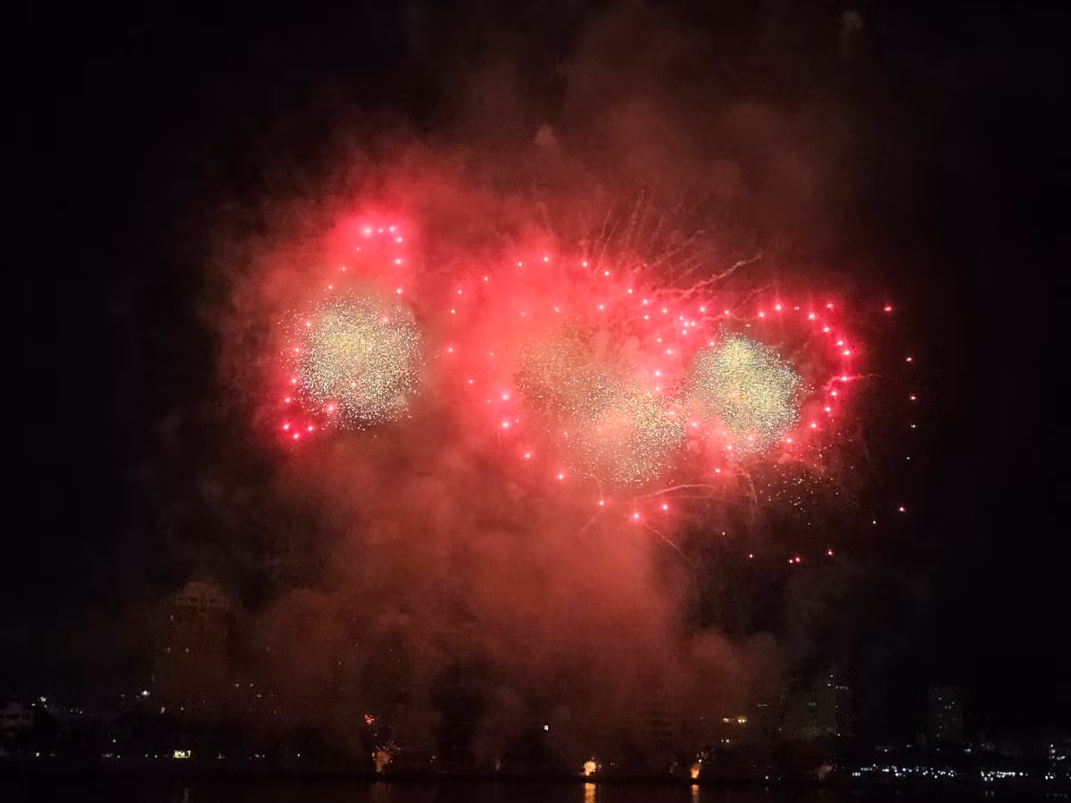 Sau 1 năm chờ đợi, người dân Đà Nẵng và du khách tiếp tục chứng kiến bầu trời sông Hàn rực sáng trong hàng ngàn những bông pháo lộng lẫy và huyền ảo bung nở.