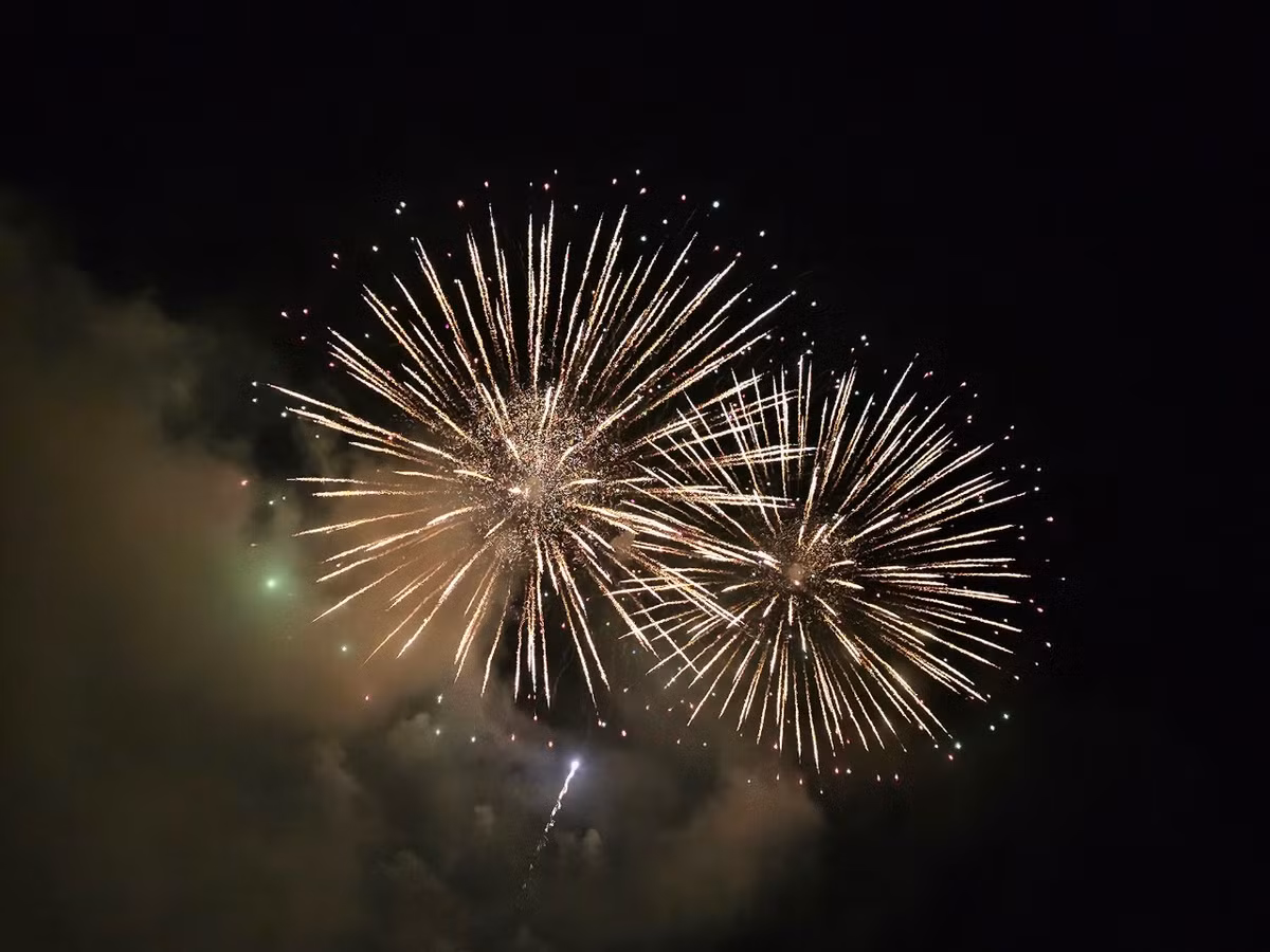 Khi âm nhạc bắt đầu sôi động cũng là lúc các đợt pháo hoa bùng nổ, tỏa tia sáng rộng và rực rỡ hơn bao giờ hết.
