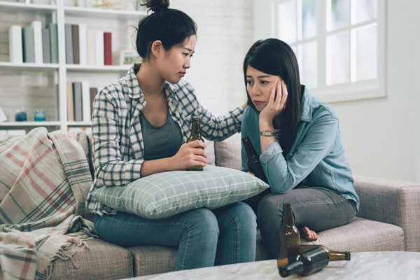 Chat noi xau me chong, nang dau bi ca nha goi ve hop