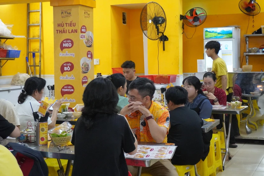 Pho am thuc Phan Xich Long nhon nhip sau 6 thang hoat dong