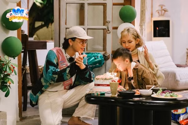 Decao van vang mat trong Me sieu nhan sau vu tang tuong tac voi vo