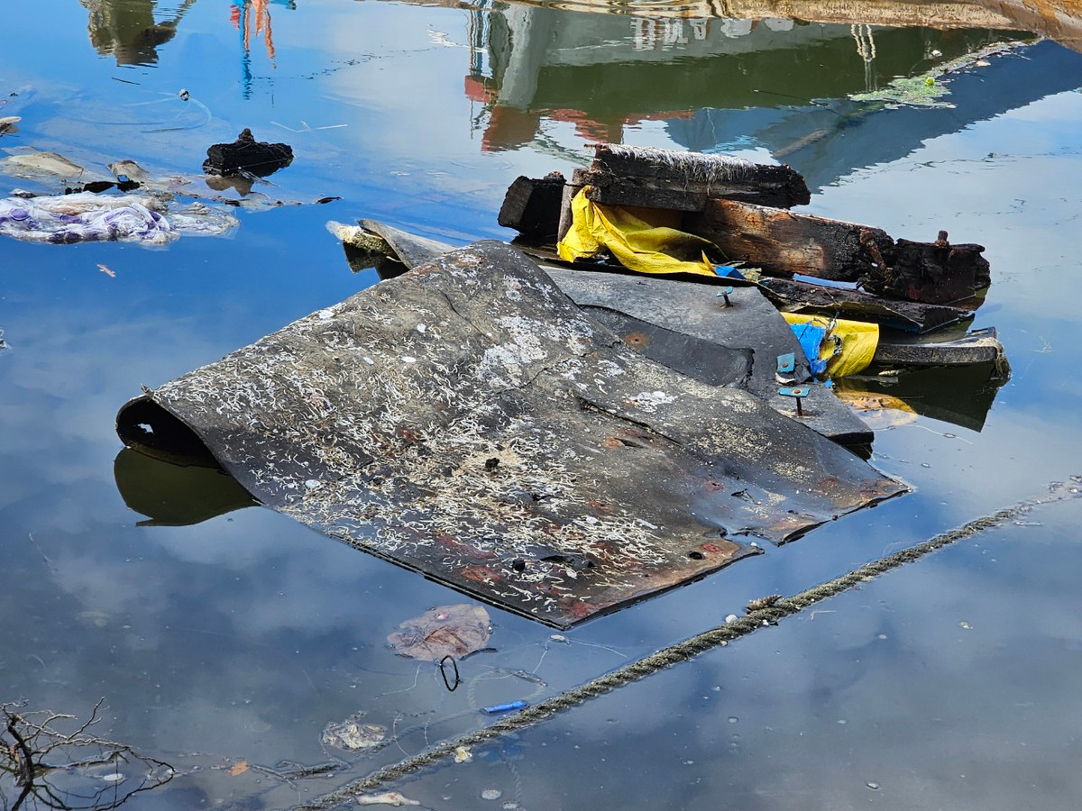 Nước biến thành màu đen kịt với lềnh bềnh đủ loại rác thải.