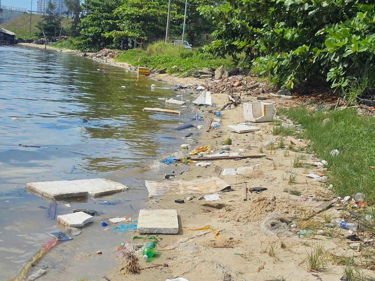 Thùng xốp, chai nhựa... nằm la liệt từ dưới nước đến trên bờ tạo nên cảnh nhếch nhác, ô nhiễm.