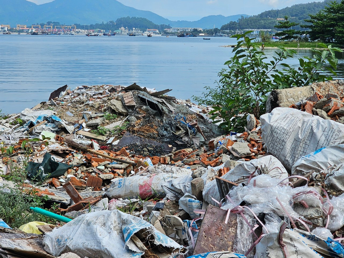 Xà bần, phế liệu... được chất cao "có ngọn" trên bờ ngay sát mặt nước.