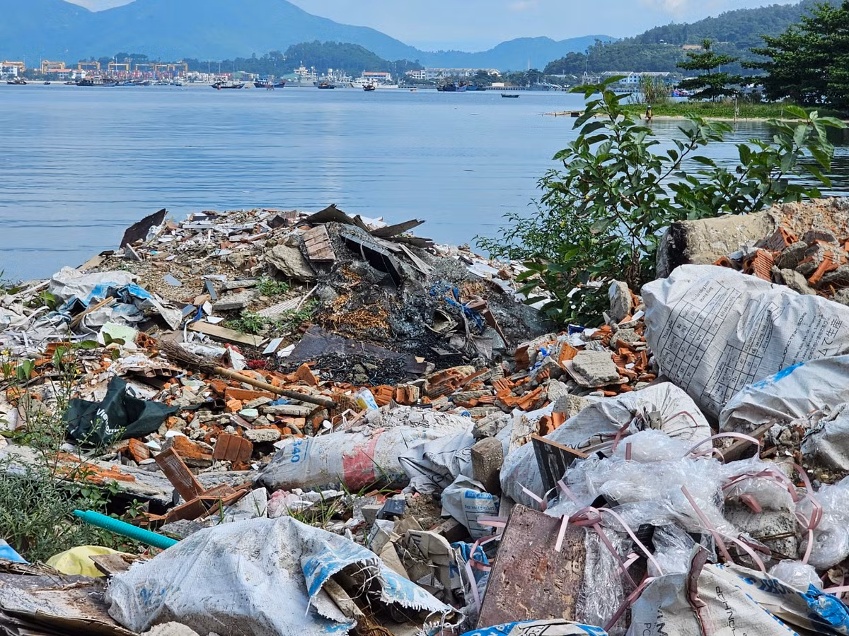 Xà bần, phế liệu... được chất cao "có ngọn" trên bờ ngay sát mặt nước.