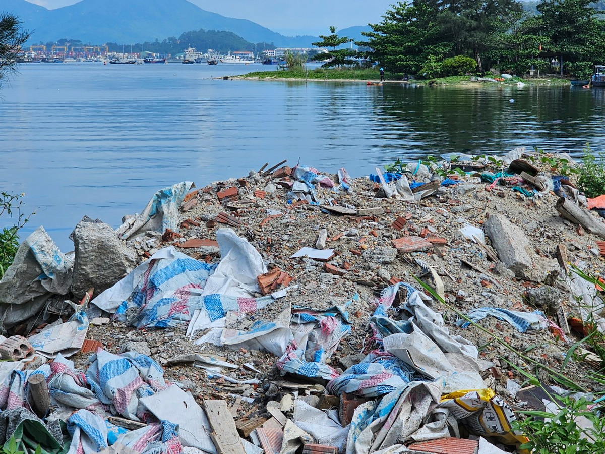 Theo ghi nhận của phóng viên Báo Tri thức và Cuộc sống sáng 25/6, khu vực vịnh Mân Quang, thuộc quận Sơn Trà, TP. Đà Nẵng nhếch nhác, ô nhiễm với đủ loại rác thải.