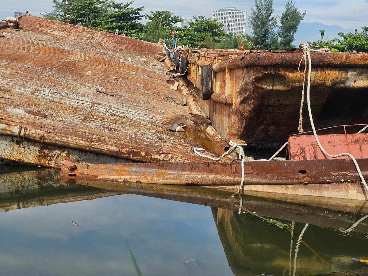 "Không chỉ tạo ra cảnh nhếch nhác, tiềm ẩn nhiều nguy hiểm mà các tàu, sà lan hỏng còn chiếm diện tích, ảnh hưởng đến việc neo đậu của tàu thuyền mỗi khi mùa mưa bão đến.", anh P. cho biết.