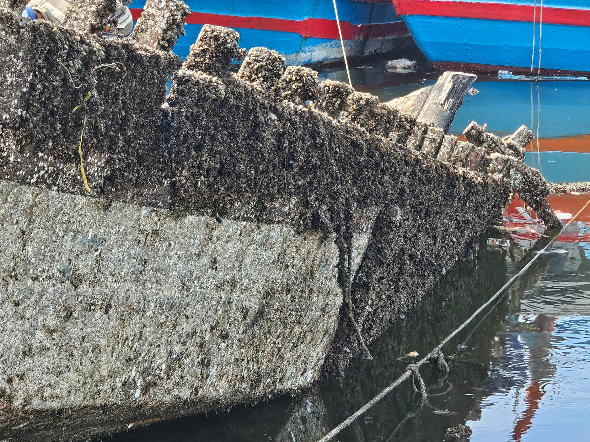 Qua bao mùa mưa bão, xác tàu đã đổi màu theo thời gian vẫn chưa được trục vớt.