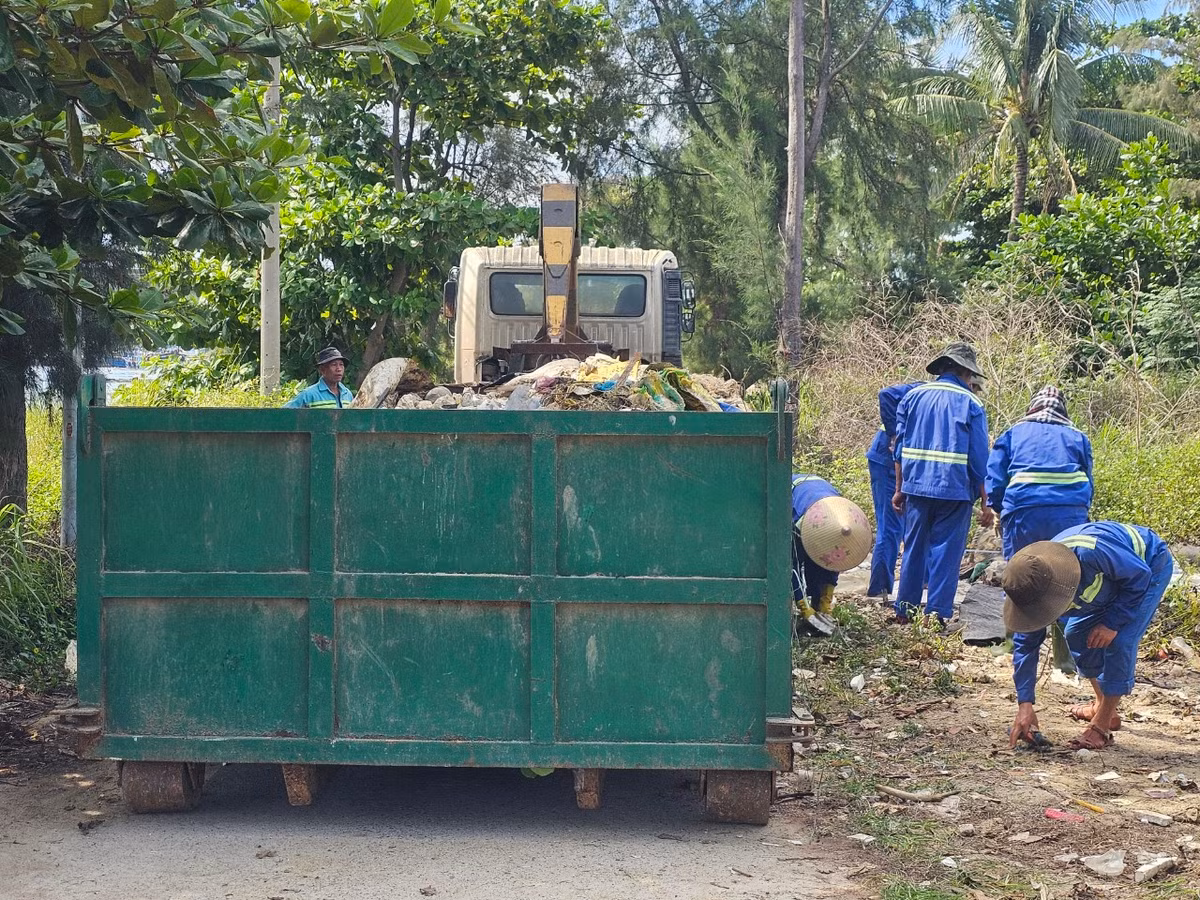 Công nhân vệ sinh môi trường đang nỗ lực thu gom rác thải dọc khu vực vịnh Mân Quang sáng 25/6.