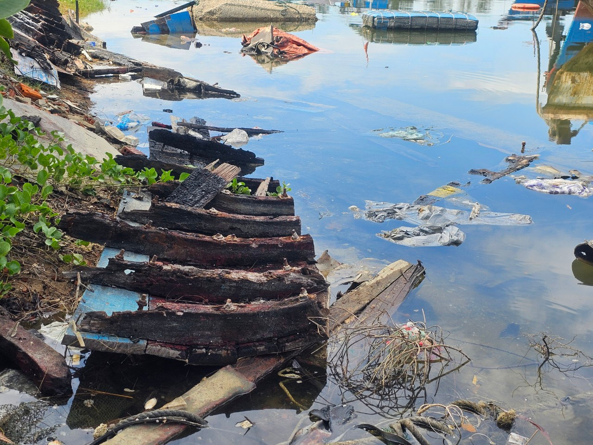 Theo người dân, khu vực vịnh Mân Quang bị ô nhiễm rác thải từ nhiều năm qua nhưng chưa được xử lý triệt để.