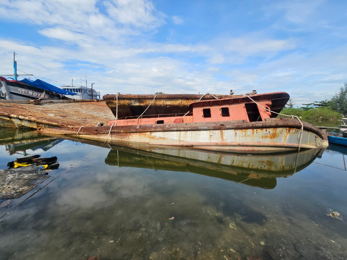 Anh P. một ngư dân đang neo đậu tàu tại đây cho biết, các tàu cá, sà lan hỏng bỏ lại tại khu vực vịnh đã lâu, không biết khi nào mới được xử lý.