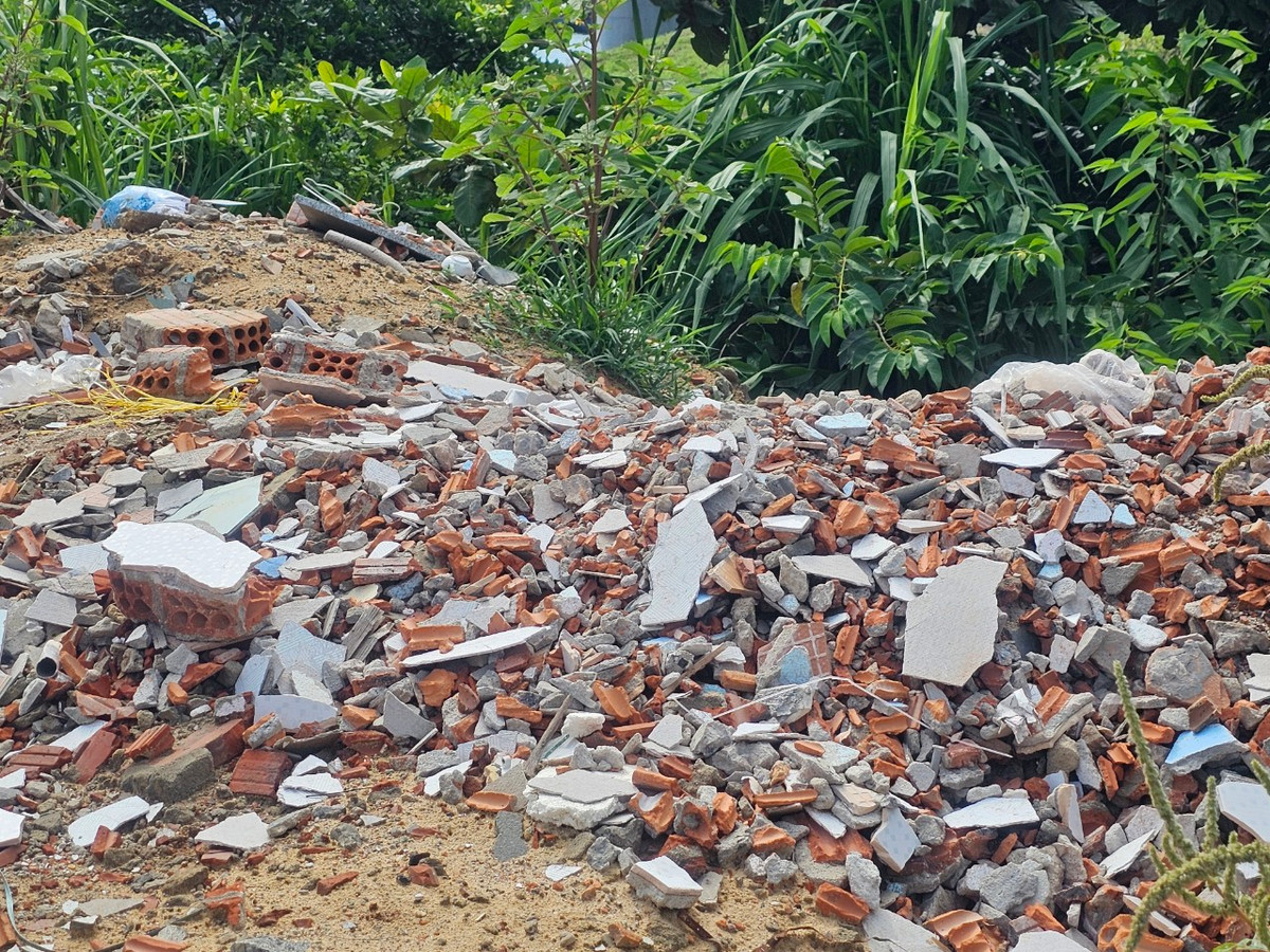 Người dân đi câu cá gần đó cho biết, khu vực vịnh này trở thành nơi đổ trộm rác thải từ nhiều năm qua, dọn xong thì "đâu lại vào đó".