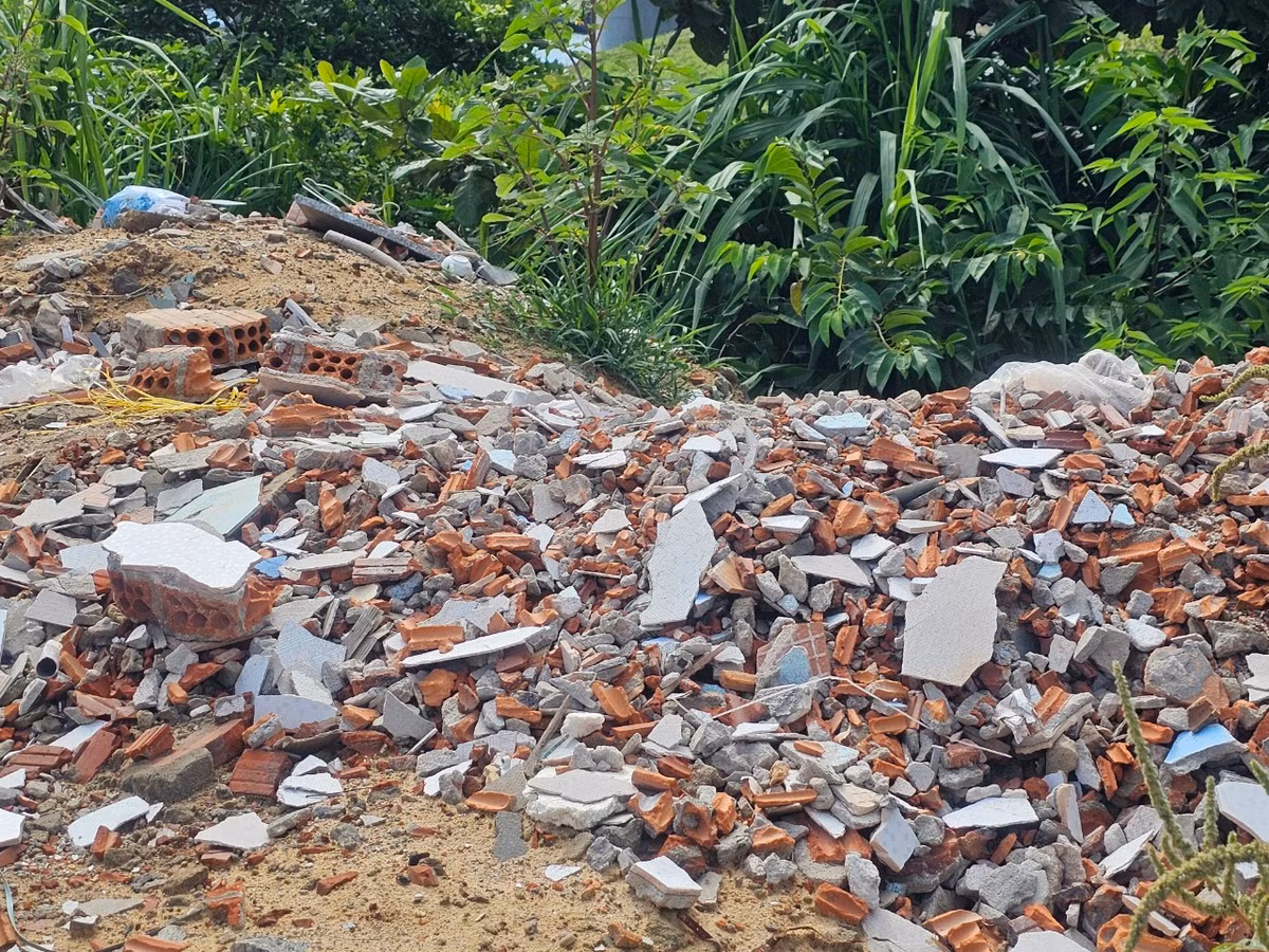 Người dân đi câu cá gần đó cho biết, khu vực vịnh này trở thành nơi đổ trộm rác thải từ nhiều năm qua, dọn xong thì "đâu lại vào đó".